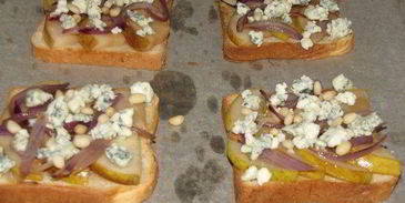 тосты с грушей, голубым сыром и кедровыми орешками