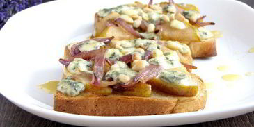 тосты с грушей, голубым сыром и кедровыми орешками