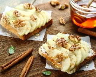 Тосты с грушей и медом