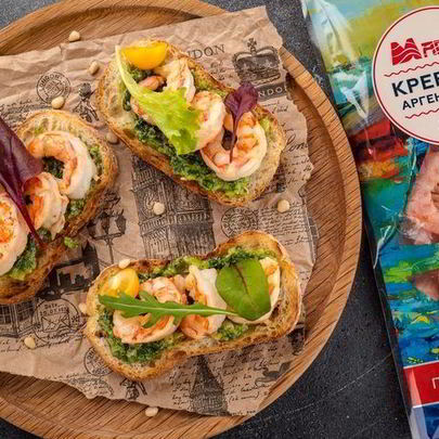 Тосты с креветками и песто