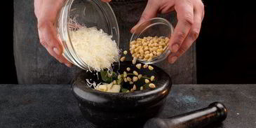 тосты с креветками и песто