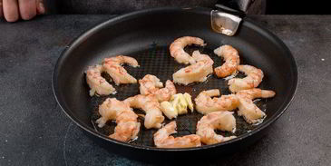 тосты с креветками и песто