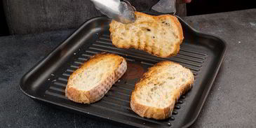 тосты с креветками и песто