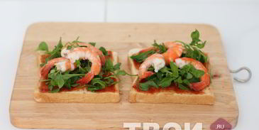 тосты с креветками