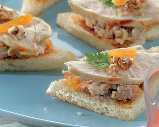 Тосты с куриной грудкой и паштетом из бобов