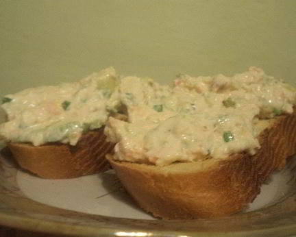 Тосты с лососем, авокадо и дижонской горчицей