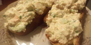 тосты с лососем, авокадо и дижонской горчицей