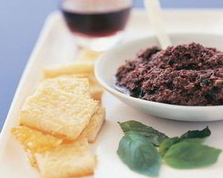 Тосты с пармезаном и пастой из черных оливок