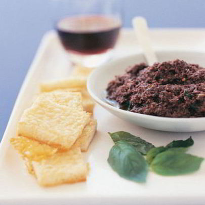 Тосты с пармезаном и пастой из черных оливок