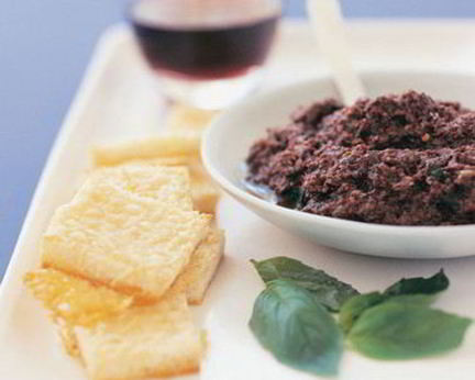 Тосты с пармезаном и пастой из черных оливок