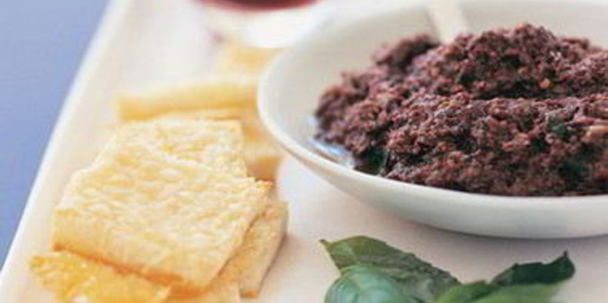 Рецепт тостов с пармезаном и пастой из черных оливок