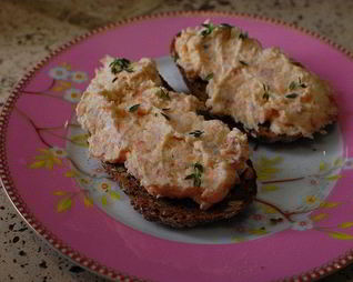 Тосты с патэ из копченой форели