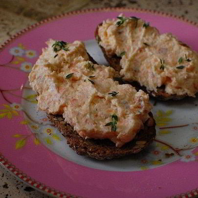 Тосты с патэ из копченой форели