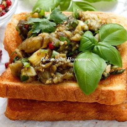 Тосты с печеными баклажанами