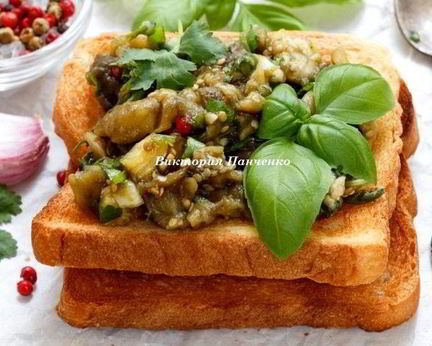 Тосты с печеными баклажанами