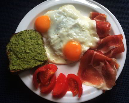 Тосты с пюре из молодого горошка к завтраку