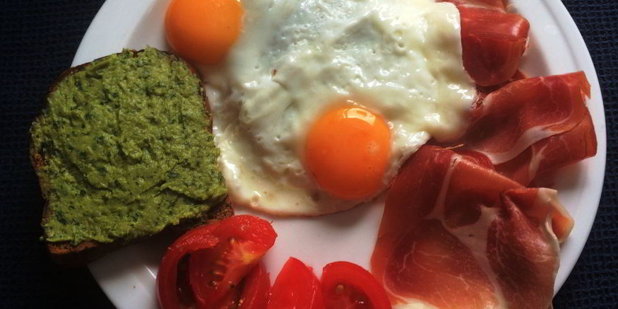 Рецепт тостов с пюре из молодого горошка к завтраку