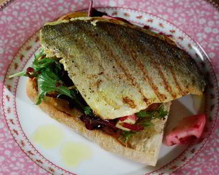 Тосты с рыбой карри и свекольным салатом