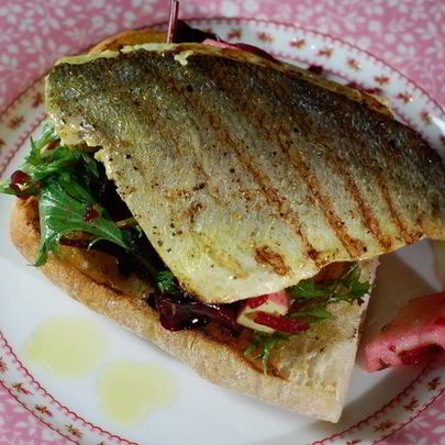 Тосты с рыбой карри и свекольным салатом