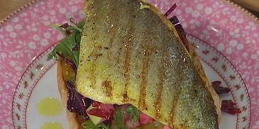 тосты с рыбой карри и свекольным салатом