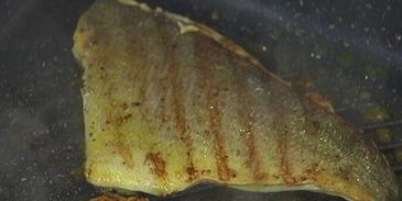 тосты с рыбой карри и свекольным салатом