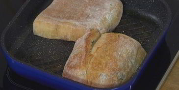 тосты с рыбой карри и свекольным салатом