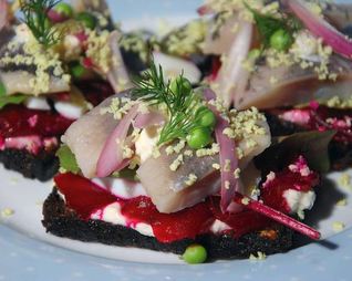 Тосты с сельдью, свеклой и зеленым горошком