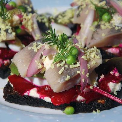 Тосты с сельдью, свеклой и зеленым горошком