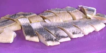 тосты с сельдью, свеклой и зеленым горошком