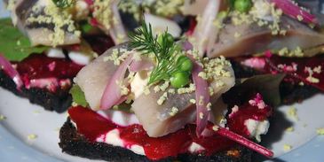 тосты с сельдью, свеклой и зеленым горошком