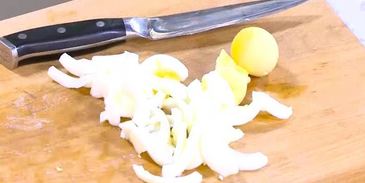 тосты с сельдью, свеклой и зеленым горошком