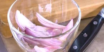 тосты с сельдью, свеклой и зеленым горошком