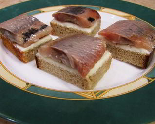 Тосты с селедкой