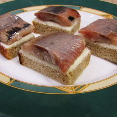 Тосты с селедкой