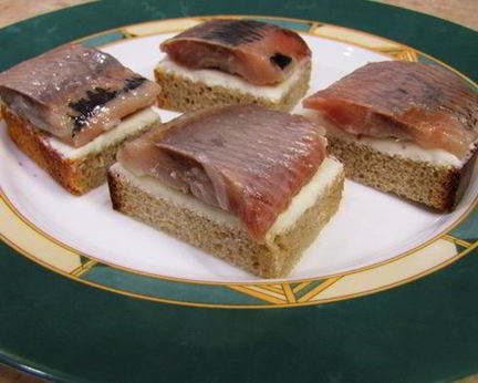 Тосты с селедкой