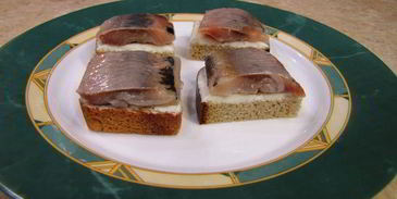 тосты с селедкой