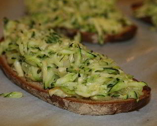 Тосты с цукини, сыром и луком