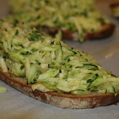 Тосты с цукини, сыром и луком