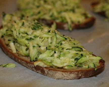 Тосты с цукини, сыром и луком