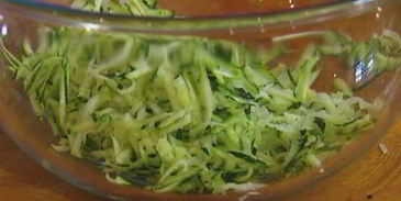 тосты с цукини, сыром и луком