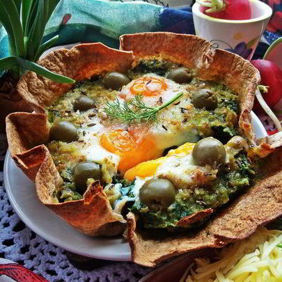 Глазунья, запеченная в шпинате