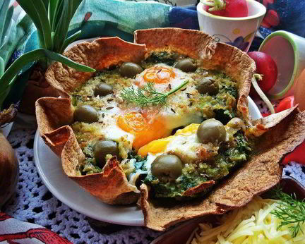 Глазунья, запеченная в шпинате