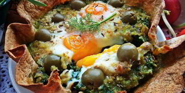 глазунья, запеченная в шпинате