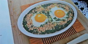 глазунья, запеченная в шпинате