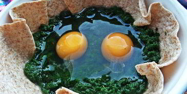 глазунья, запеченная в шпинате