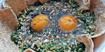 глазунья, запеченная в шпинате