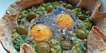 глазунья, запеченная в шпинате