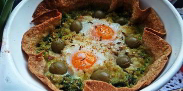 глазунья, запеченная в шпинате