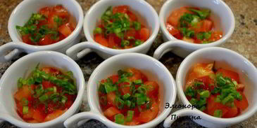 куриная грудка и яичница в кокотнице