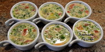 куриная грудка и яичница в кокотнице